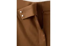 Pantalón de vestir color marrón, de corte amplio y fluido, con tiro alto y diseño recto de perneras anchas.