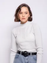 Polera de tejido de punto con diseño de textura tramada y pequeños puntos calados, de corte ajustado al cuerpo y cuello alto.