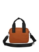 Cartera tipo bandolera de color naranja quemado, confeccionada en material sintético. Cuenta con doble asa superior de cinta negra con logo de la marca, correa ajustable y desmontable, compartimento principal con cierre y bolsillo frontal con cierre.