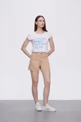 Short de jean de tiro alto, con corte recto y diseño liso en color azul clásico con costuras en contraste.