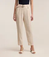 Pantalón zanahoria de mujer confeccionado en tela airflow color azul marino, con trabillas en la cintura, cinturón con hebilla, pliegues y elástico en la espalda.