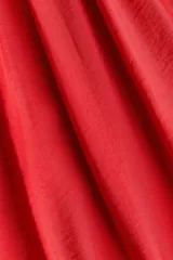 Vestido midi rojo en mezcla de viscosa, con cuerpo fruncido tipo nido de abeja, escote recto, tirantes finos ajustables con moñas y falda amplia con vuelo.