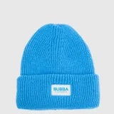 Gorro tipo beanie de tejido de punto acanalado en color azul, con vuelta y parche rectangular blanco con logo de la marca y coordenadas impresas en el frente.