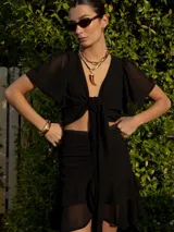 Minifalda negra con volados y frunces.