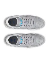 Championes Under Armour Court Anatomix Suede de color gris, con parte superior ligera y revestimientos de gamuza resistente. Cuenta con entresuela de EVA acolchada y suela exterior de goma gruesa en color blanco.