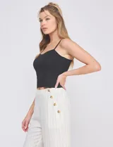 Top crop negro de corte ajustado, estilo corsé, con escote corazón y breteles finos regulables.