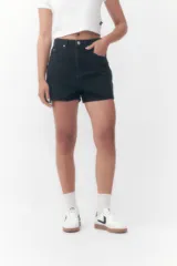 Short de denim negro de tiro alto, con bolsillos laterales y traseros, y cierre frontal con botón y cremallera.