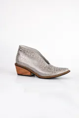 Botín marrón de cuero con textura de cocodrilo, punta fina y taco cuadrado.