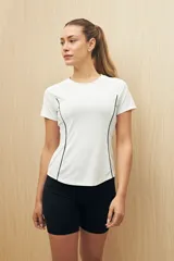 Remera deportiva negra de manga corta con detalle de línea blanca en los laterales.