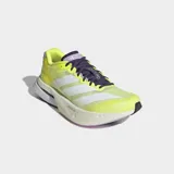 Championes de running Adidas Adizero Boston 13, color amarillo neón con detalles en blanco y violeta. Presentan un diseño aerodinámico con tecnología de amortiguación Lightstrike y LightstrikePro, y suela con compuesto Continental para mayor tracción.