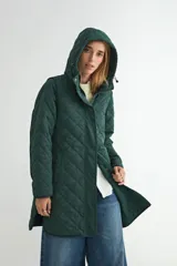 Campera acolchada negra con diseño de rombos, cierre frontal con cremallera y botones a presión, y capucha integrada.
