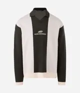 Suéter de punto con diseño a rayas verticales en bloques de color verde oscuro y gris claro. Presenta cuello polo, manga larga con puños ajustados y bordado con lettering Worldmoment en el pecho.