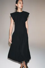 Vestido midi de Zara Woman Collection confeccionado en hilatura de algodón color celeste, con cuello redondo, manga corta y detalles de pliegues en la cintura. Presenta falda en línea evasé y cierre en la espalda con abertura y botón.