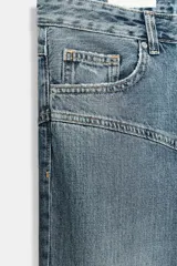 Jeans de tiro bajo y corte straight, color azul con efecto deslavado y costuras decorativas en la parte delantera.