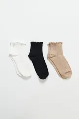 Pack de tres pares de medias de media caña con diseño acanalado y borde superior con terminación de volados. Incluye un par blanco, uno negro y uno beige.