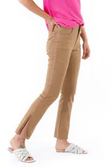 Pantalón de jean color café con corte recto, tiro alto, bolsillos delanteros y traseros, y tajos laterales en el ruedo. Presenta una franja vertical bordada en color rosa a lo largo de la costura lateral.