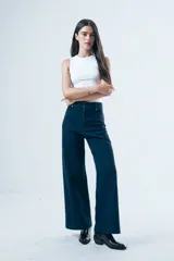 Jean de corte recto y tiro alto, color azul oscuro, con costuras verticales decorativas en el frente y diseño de pierna ancha.