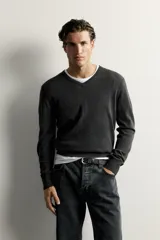 Jersey regular fit de punto ligero color gris oscuro, tejido en hilatura de lana con cuello en V, manga larga y acabados en rib.