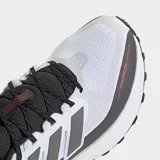 Championes de running Adidas Ultrarun 5 TR, color blanco con detalles en gris y negro, exterior de malla impermeable y mediasuela Bounce.