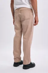 Pantalon de jean beige con diseño de corte recto y clásico, confeccionado en denim resistente.