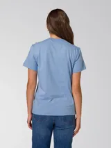 Remera celeste de manga corta, con cuello redondo y pequeño gráfico estampado en el lado izquierdo del pecho.