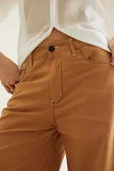 Pantalón wide leg de tiro medio con bolsillos delanteros y traseros, confeccionado en mezcla de lino y algodón.