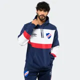 Canguro con capucha de Club Nacional de Football, diseño con bloques de color azul, blanco y rojo. Presenta el logo de Umbro y el escudo del club en el frente, además de un bolsillo tipo canguro.