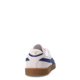 Championes urbanos Puma Club II Era Suede, con capellada de gamuza en color rosado claro, franja lateral característica en gamuza azul y suela de goma color caramelo.