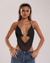 Top halter negro de tejido calado con transparencias, escote pronunciado, espalda descubierta y detalle de argolla dorada en el centro del pecho.
