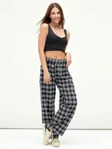 Pantalón a cuadros blanco y negro con cintura elástica.