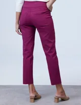 Pantalón verde militar de gabardina elastizada, marca Ruby Rd, corte recto, largo al tobillo y pretina ancha elastizada. Delantera con bolsillos simulados y trasera con bolsillos aplicados.