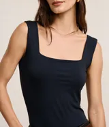 Blusa básica sin mangas marca Cortelle, confeccionada en poliamida, con escote cuadrado y tirantes medianos.