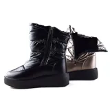 Bota casual negra de caña media con plataforma y taco corrido.