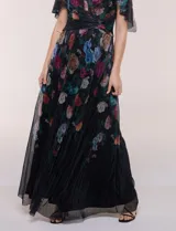 Vestido largo plisado con estampado floral, escote en V cruzado, mangas cortas fluidas y falda maxi con movimiento.