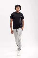 Remera blanca de manga corta y corte clásico, confeccionada en 100% algodón, con cuello redondo.