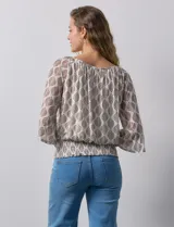 Blusa de microtul estampado con hojas color marrón sobre fondo blanco, marca Harper. Tiene mangas 3/4 amplias y ruedo con punto smock. Incluye forro interno a tono.