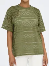 Remera verde militar de manga corta con cuello redondo y diseño regular fit, confeccionada en tejido perforado con patrón geométrico.