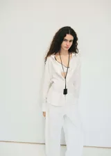 Jeans Danila wide leg de tiro alto, color blanco, con diseño de cinco bolsillos, trabillas para cinturón y bajo deshilachado.