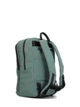 Mochila de ecocuero engomado color verde, con compartimento principal con cierre, bolsillo frontal con cierre, compartimento acolchado para laptop, bolsillos laterales y correas ajustables.