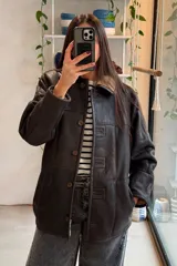 Campera de cuero genuino marrón con interior de corderito sintético, bolsillos frontales y cierre de botones.