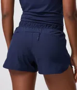 Bermuda deportiva Get Over modelo runner color beige, con cintura elástica, bajo redondeado y aberturas laterales. Cuenta con un pequeño bolsillo funcional trasero.