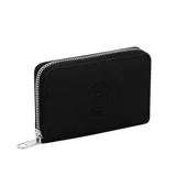 Billetera rectangular de color negro con cierre perimetral metálico. Presenta un diseño minimalista con el logo de la marca grabado en relieve en el centro, que incluye la palabra Trendy Love y un rayo.
