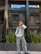 Pantalón de corte recto con estampado de cuadros vichy en blanco y negro, con cintura elástica.