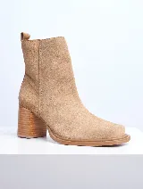 Bota de cuero color marrón con caña baja, punta cuadrada y taco geométrico de madera.