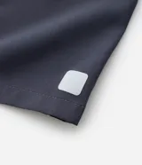 Bermuda masculina Get Over confeccionada en tejido tecnológico de poliéster y elastano, de color gris oscuro, con calce regular, cintura elástica con cordón ajustable y bolsillos laterales.