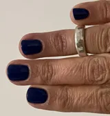 Anillo de falange con diseño de superficie irregular y acabado texturizado en plata.
