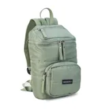 Mochila matera de diseño vertical, color gris azulado, con acabado acolchado y cierres frontales. Cuenta con un compartimento principal espacioso, un bolsillo frontal externo y un asa superior para transporte manual.