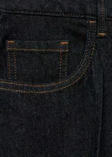 Pantalón de jean gris oscuro, de corte wide leg y tiro alto.