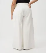 Pantalón cargo de sarga color blanco, corte palazzo amplio y fluido, con bolsillos laterales con solapa y cierre frontal con botones.