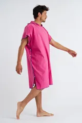 Poncho celeste con capucha y botones a presión en los laterales.